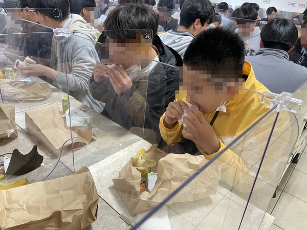 대전학교비정규직연대회의가 파업한 25일 대전의 한 중학교에서 학생들이 급식 대신 제공된 간편식을 먹고 있다. 사진=한유영기자
