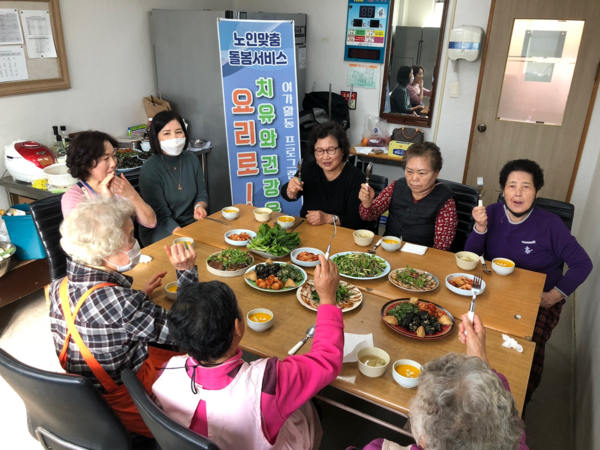 아산종합사회복지관은 매주 수,목 하반기 여가활동 프로그램으로 ‘치유와 건강을 요리로!’라는 요리프로그램을 진행했다. 김은미 명예기자