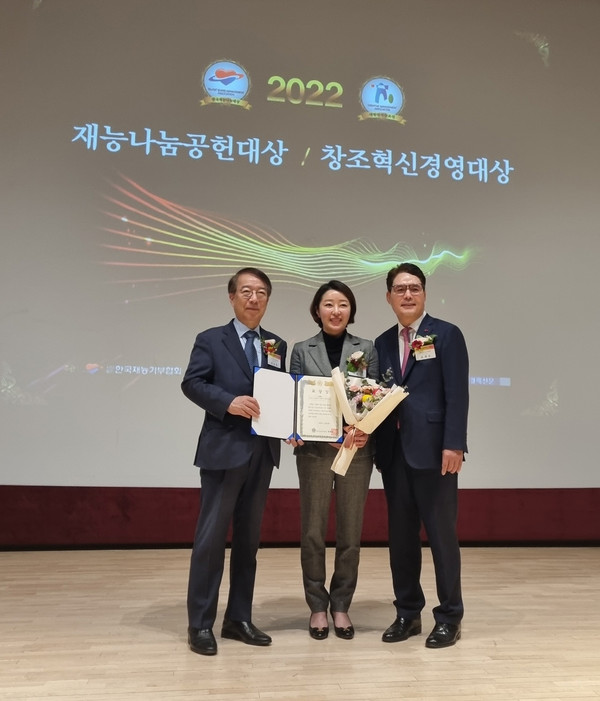 이서진 ㈜도담컴퍼니 대표이사가 29일 한국방송회관 코바코홀에서 진행된 ‘2022 재능나눔공헌대상’에서 국회 보건복지위원장 표창을 수상했다. 주식회사 도담컴퍼니 제공