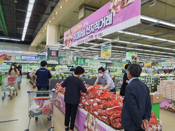 지난 6월 24일 서울 양재동 일원에 위치한 농협물류센터에서 서산시 직원들이 6쪽마늘 특판전 행사를 진행하고 있다. 서산시 제공