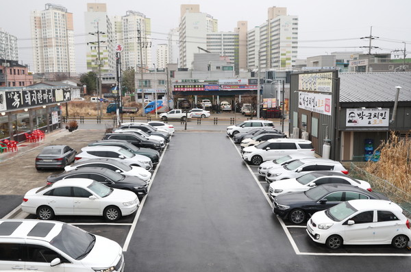 올해 태안군이 조성을 완료한 태안읍 동문리 884-6 일원의 동문리 공영주차장에 12일 차량이 주차돼 있는 모습. 태안군 제공