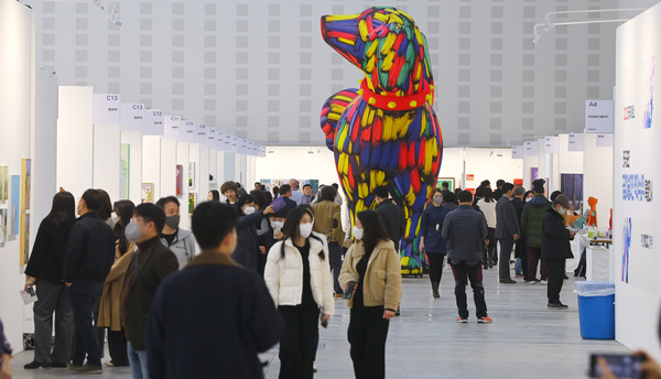 대전 유성구 대전컨벤션센터 2전시장에서 열린 2022 대전국제아트쇼 행사장을 찾은 관람객들이 미술작품을 관람하는 모습. 이경찬 기자