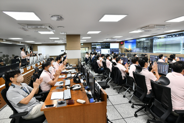 5일 오전 한국항공우주연구원 다누리 관제실에서 연구진이 다누리 달궤도선이 발사체와 성공적으로 분리되어 환호하고 있다. 과기정통부 제공