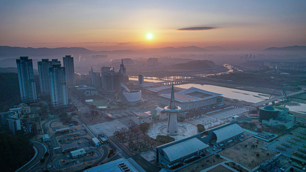 ▲ 계묘년(癸卯年) 새해가 대전 엑스포과학공원 한빛탑 너머로 떠오르고 있다. 검은 토끼의 해인 2023년은 매우 뜻깊은 해가 될 전망이다. 대전이란 도시를 전 세계에 알린 1993년 대전엑스포 개최 30주년이 되는 해이며 대한민국 경제 성장의 발판이 된 대덕연구개발특구가 출범 50주년을 맞는다. 새롭게 맞이하는 계묘년은 지난 코로나19 대유행이라는 긴 터널을 지나 대한민국이 다시 한번 세계로 비상하는 한 해가 되길 기원해 본다. 이경찬 기자 chan8536@cctoday.co.kr