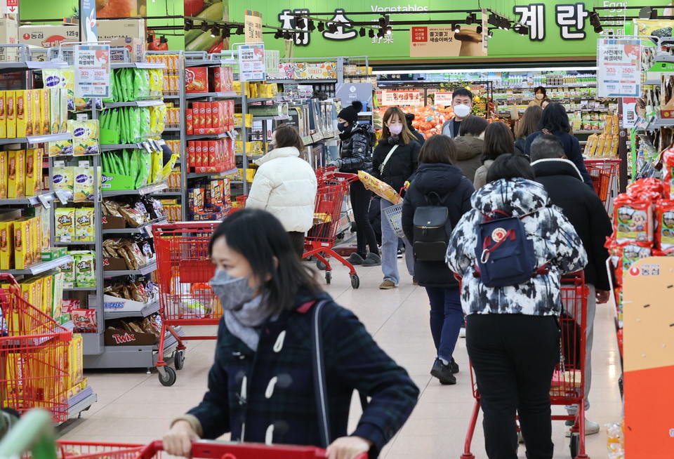 한 대형마트에서 장을 보는 시민의 모습. 사진=연합뉴스.