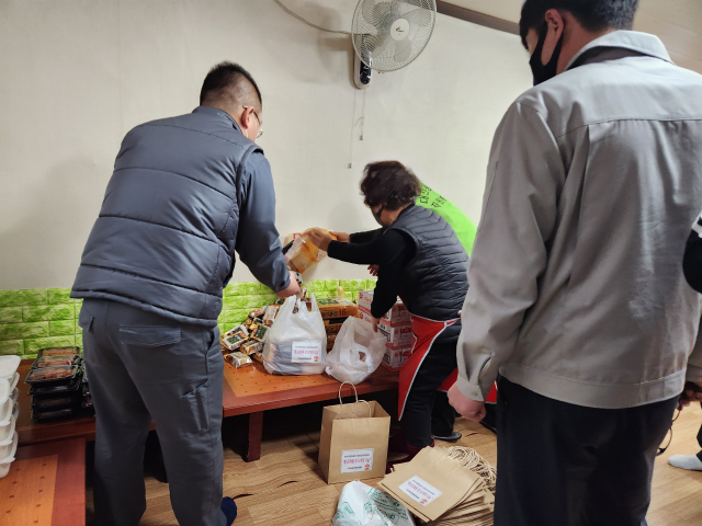 대전 무료급식소 '행복한집'에서 자원봉사자들이 취약계층을 위한 도시락을 준비하고 있다. 사진=김성준 기자