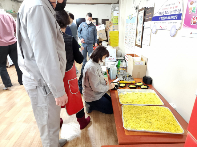 대전 무료급식소 '행복한집'에서 자원봉사자들이 취약계층을 위한 도시락을 준비하고 있다. 사진=김성준 기자
