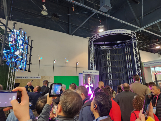 세계 최대 가전·IT(정보기술) 박람회 CES 2023 개막일인 5일(현지시간) 미국 네바다주 라스베이거스 컨벤션센터에서 관란객들이 영국기업 하이퍼비전의 3D 홀로그램 쇼를 살펴보고 있다. 사진=전홍표 기자