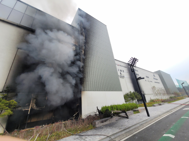 지난 9월 26일 화재가 발생한 현대아울렛 대전점 건물에서 연기가 새어 나오고 있다. 김성준 기자
