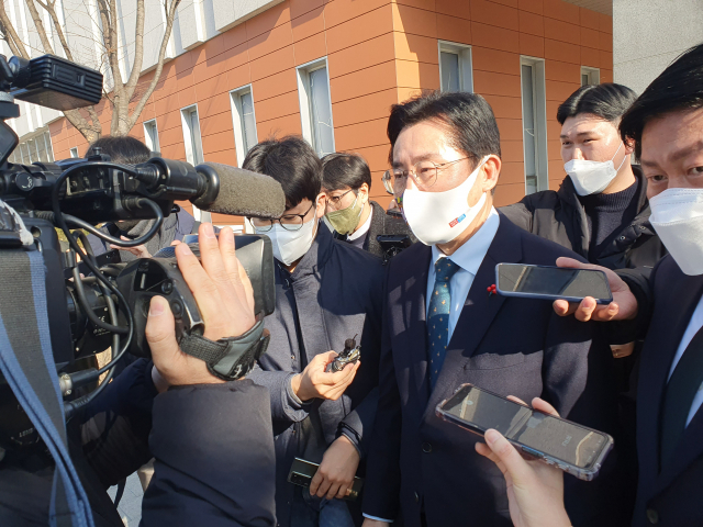 박경귀 아산시장이 11일 공직선거법 위반 관련 재판을 받기 위해 대전지방법원 천안지원에 출석하고 있다. 아산 = 이 봉 기자