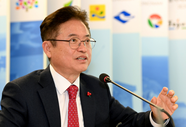 이철우 대한민국시도지사협의회장이 12일 오후 서울 중구 광화문빌딩 협의회 회의실에서 열린 신년 기자간담회를 갖고 올해 주요 사업계획에 대해 설명하고 있다. 시도지사협의회 제공