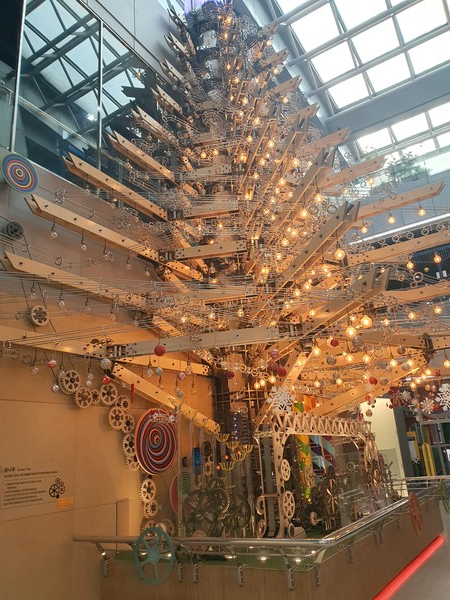 충청북도자연과학교육원 로비에 설치된 Dream Tree.사진=윤지수 기자