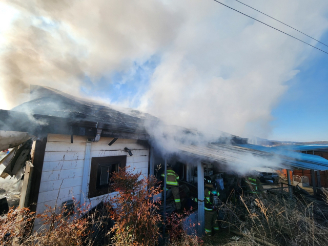 25일 오전 충남 홍성 홍북읍 내덕리의 한 주택에서 화재가 발생해 50대 남성 1명이 중상을 입었다. 충남소방본부 제공