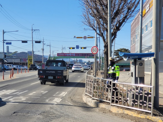 1일부터 충주경찰서는 출퇴근 시간대 교통체증 해소를 위해 교통경찰관을 2명에서 4명으로 확대 운영하고 있다. 충주경찰서 제공