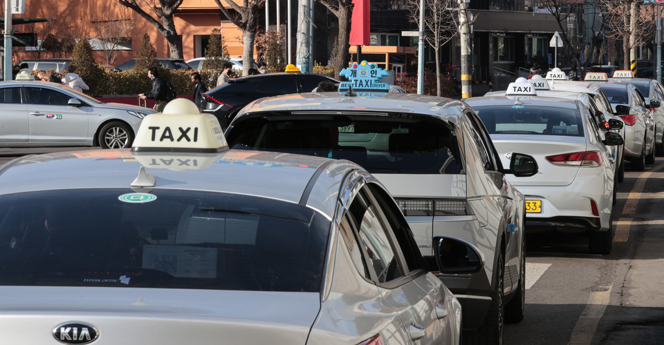 택시 승강장 인근에 택시들이 늘어서 있다. 사진=연합뉴스.