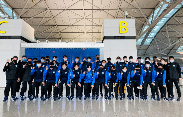 올 시즌 처음으로 프로에 진출하는 천안시티FC 선수들이 지난 1월 6일 인천공항을 통해 태국 전지훈련을 떠나기 전 기념촬영을 하고 있는 모습. 천안시티FC 제공.