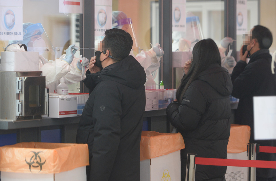 대전시청 광장에 마련된 코로나19 임시검사소에서 시민들이 검체 검사를 받고 있다. 이경찬 기자 chan8536@cctoday.co.k