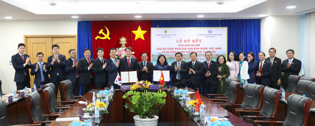 대전시의회 베트남 빈증성 방문단이 15일 빈증성 인민의회를 방문해 양 도시 간 우호협력 관계 재정립을 위한 양해각서(MOU)를 체결하고 있다.대전시의회 제공