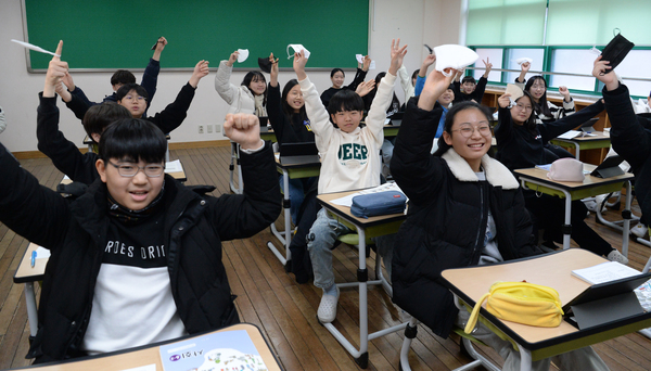 실내 마스크 착용 의무가 해제된 30일 대전 중구 글꽃초등학교에서 마스크를 벗은 학생들이 수업을 받고 있다. 이경찬 기자 chan8536@cctoday.co.kr