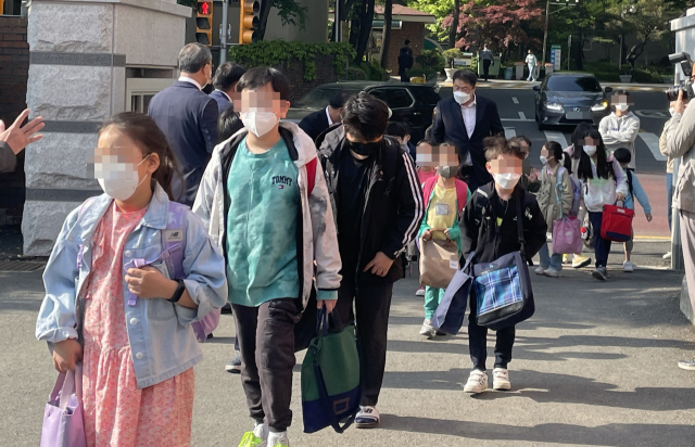 대전의 한 초등학교 학생들이 마스크를 쓰고 등교하고 있다. 사진=한유영 기자