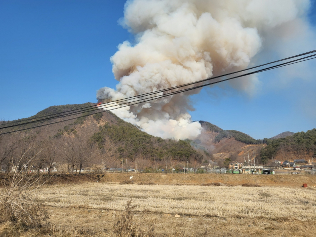 27일 오후 3시 4분경 충남 금산군 복수면 일대 야산에서 산불이 발생했다. 연합뉴스