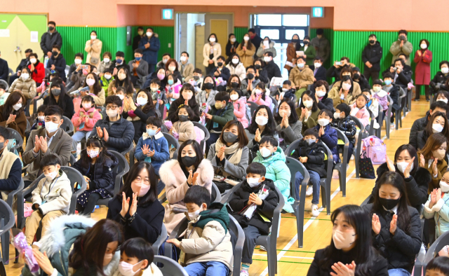 실내마스크 해제 등 일상회복 후 새 학기가 시작된 2일 대전 서구 둔산초등학교에서 신입생 어린이들이 박수를 치고 있다. 사진=이경찬 기자