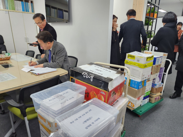 안준호 충남기독교단체총연합회장이 충남인권조례와 충남학생인권조례 폐지 주민조례안 오프라인 서명을 충남도의회 사무처에 전달하고 있다. 사진=김지현 기자