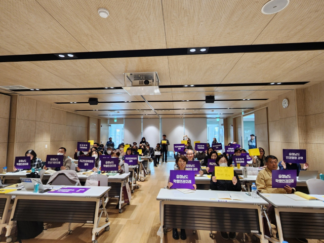 ‘인권조례 폐지 등 지역인권보장체계 위기 대응 긴급토론회’ 참석자들이 토론회 시작 전 충남인권조례·충남학생인권조례 폐지 반대 퍼포먼스를 보이고 있다. 사진=김지현 기자