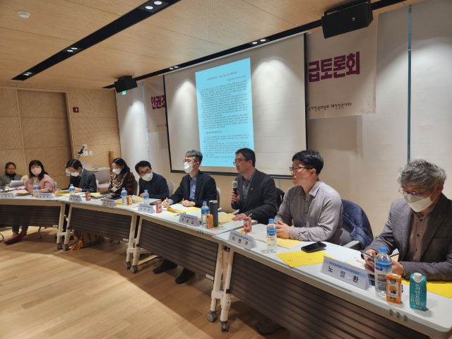 ‘인권조례 폐지 등 지역인권보장체계 위기 대응 긴급토론회’에서 우삼열 충남인권위원장이 발언하고 있다. 사진=김지현 기자