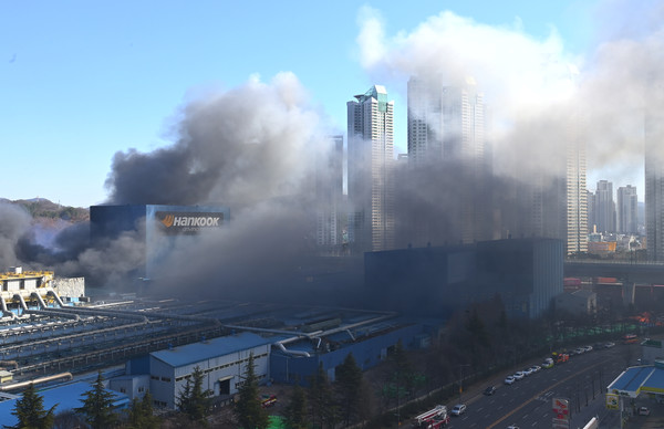 지난 밤 사이 대형화재가 발생해 진화작업이 이어지고 있는 가운데 13일 대전 대덕구 목상동 한국타이어 공장에 검은 연기가 자욱한 모습을 보이고 있다. 이경찬 기자 chan8536@cctoday.co.kr
