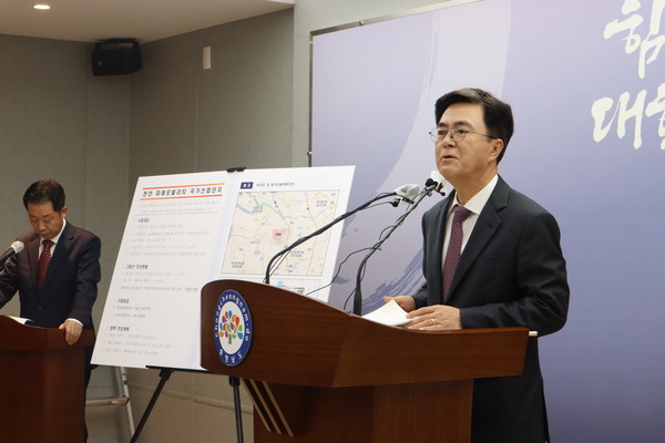 김태흠 충남지사는 15일 도청 프레스센터에서 국토교통부의 '국가첨단전략산업단지' 신규 후보지 발표에 대해 설명하고 있다. 김중곤 기자