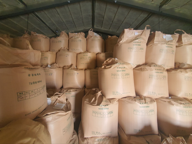 충남의 한 양곡창고에 800kg 쌀 포대가 천장까지 가득 쌓여 있다. 사진=권혁조 기자.