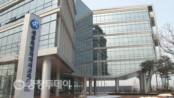 ▲ 오는 2017년 고교 상향 평준화 도입. 세종시교육청의 최대 역점 현안이다. 교육청은 입시경쟁, 고교 서열화, 학벌 의식 등을 현 고입전형 제도의 폐단으로 진단하고, 고교 평준화 기반을 마련하기위해 행정력을 쏟아 붓고 있다. 사진은 세종교육청 전경. 세종교육청 제공