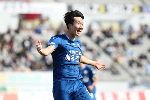 충남아산FC는 18일 오후 아산 이순신종합운동장에서 열린 ‘2023 하나원큐 K리그2’ 4라운드 천안시티FC와의 경기에서 후반 막판 터진 강민규의 골에 힘입어 1대 0으로 승리했다. 결승골을 터트린 강민규 선수가 기뻐하고 있다. 한국프로축구연맹 제공.