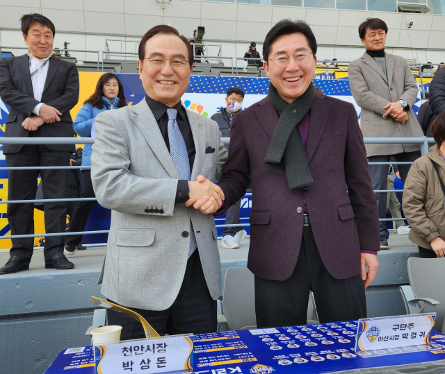 충남아산FC와 천안시티FC의 ‘2023 하나원큐 K리그2’ 4라운드 경기가 18일 오후 아산 이순신종합운동장에서 열렸다. 이날 경기장을 찾은 양 팀 구단주가 악수를 하고 있다. (왼쪽부터) 박상돈 천안시장, 박경귀 아산시장. 사진=이재범 기자.