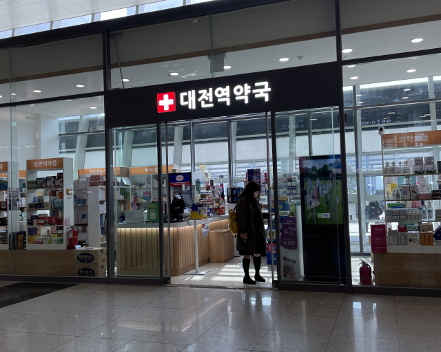역사 내 마스크 착용 의무 해제 첫날인 20일 오전 대전역 안에 있는 약국을 방문한 시민이 마스크를 끼고 있다. 사진=김성준 기자