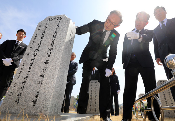 이명박 전 대통령이 22일 대전 유성구 국립대전현충원을 찾아 천안함 46용사 묘역에 참배한 뒤 묘비를 바라보고 있다. 이경찬 기자 chan8536@cctoday.co.kr