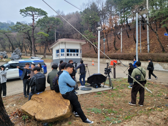 JMS 정문에 몰린 취재진 사진=이상문 기자