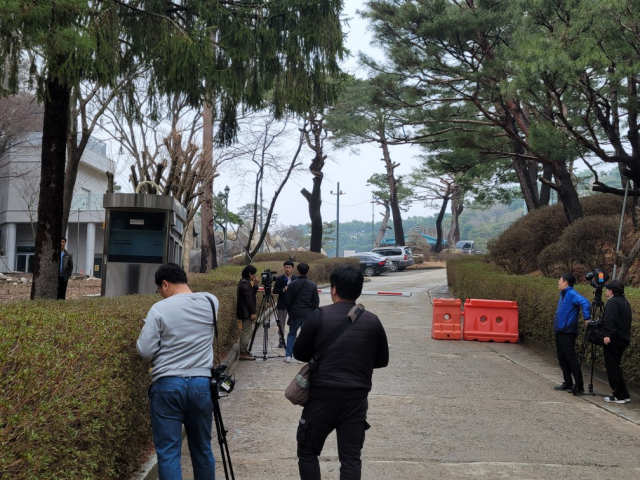 JMS 정문에 몰린 취재진 사진=이상문 기자