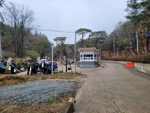 JMS 정문에 몰린 취재진 사진=이상문 기자