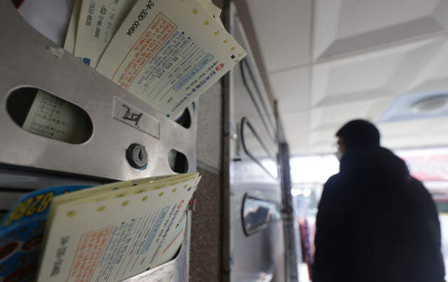 시내의 한 빌라 우편함에 1월 전기요금 청구서가 꽂혀있다. 사진=연합뉴스