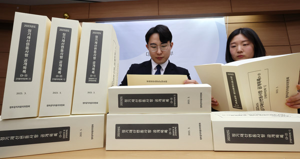  인사혁신처 관계자들이 지난 29일 세종시 정부세종청사에서 2023년 고위공직자 2037명의 정기 재산변동사항 신고내용을 살펴보고 있다. 사진=연합뉴스