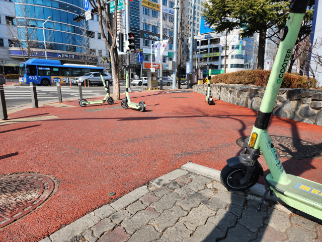 대전 서구 둔산동의 한 보행로에 전동킥보드가 방치돼 있다. 사진=김성준 기자