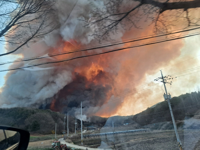 2일 충남 홍성 서부면의 한 산에서 화재가 발생해 민가 6곳이 불에 타는 등 피해가 확산되고 있다. 사진=이권영 기자