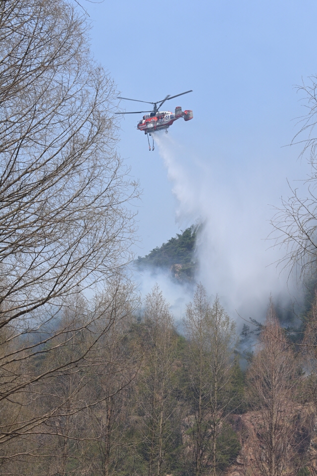 대전 서구 산직동에서 난 산불이 이틀째 이어지는 가운데 3일 대전 서구 장안동 야산에서 산림청 헬기가 화재 진화 작업을 하고 있다. 이경찬 기자 chan8536@cctoday.co.kr