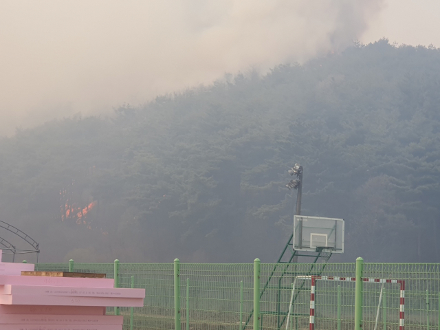 3일 오후 2시 30분경 홍성 서부중학교 인근의 산이 불에 타고 있다. 사진=권혁조 기자