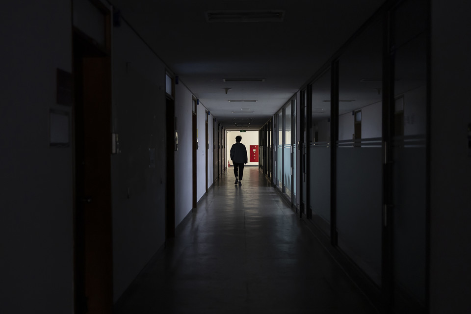 한 대학 강의실과 복도가 수업이 없어 불이 꺼져 있다. 사진=연합뉴스.