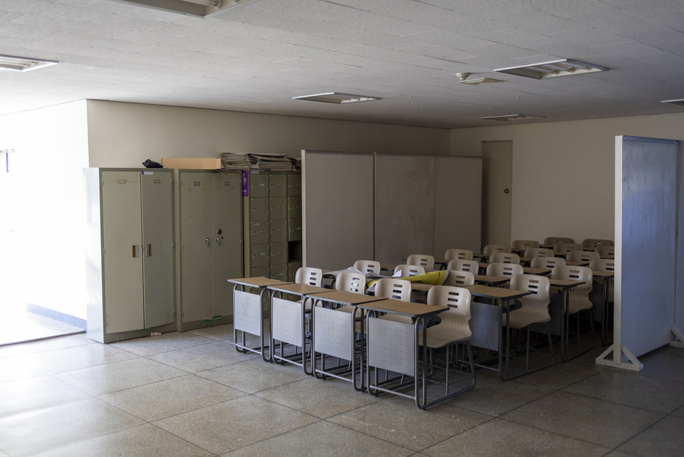 한 대학 복도에 책상과 의자가 놓여 있다. 사진=연합뉴스.