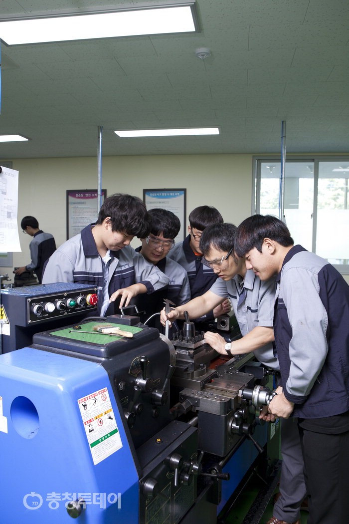 ▲ 세종의 제1특성화고인 세종하이텍고 하이텍기계과 학생들의 실습 모습. 세종시교육청 제공