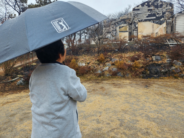 5일 12시경 최인자(83) 씨가 불에 타버린 자신의 집을 보고 있다. 사진=김지현 기자